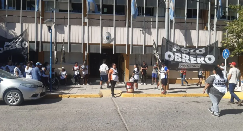 Reclaman finalización de obra de agua y más fondos para comedores frente al municipio