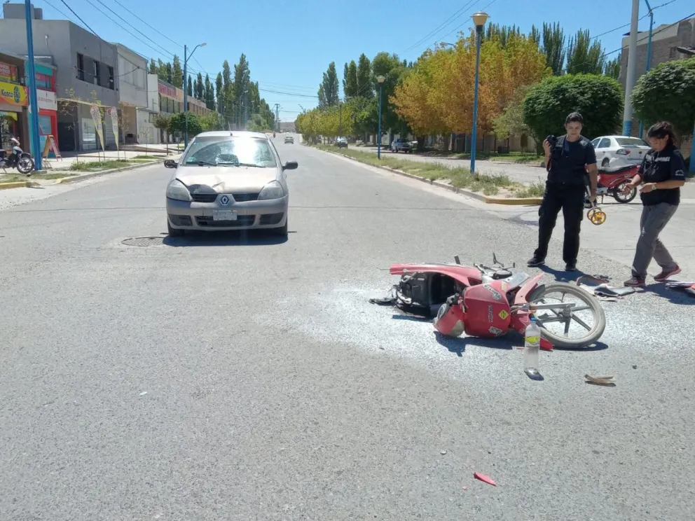 No alcanzó a frenar, chocó contra una moto y una mujer terminó sobre el parabrisas 