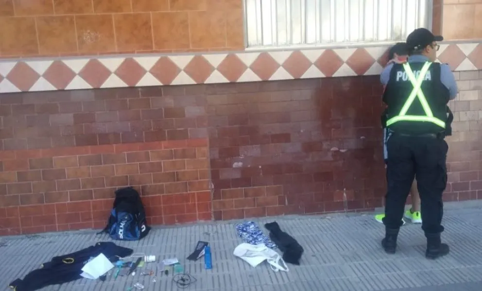 Atraparon a un hombre de 51 años tras forzar y robar dinero de un vehículo