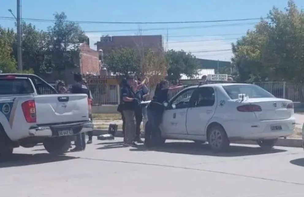 Balearon a un joven que viajaba en un taxi 