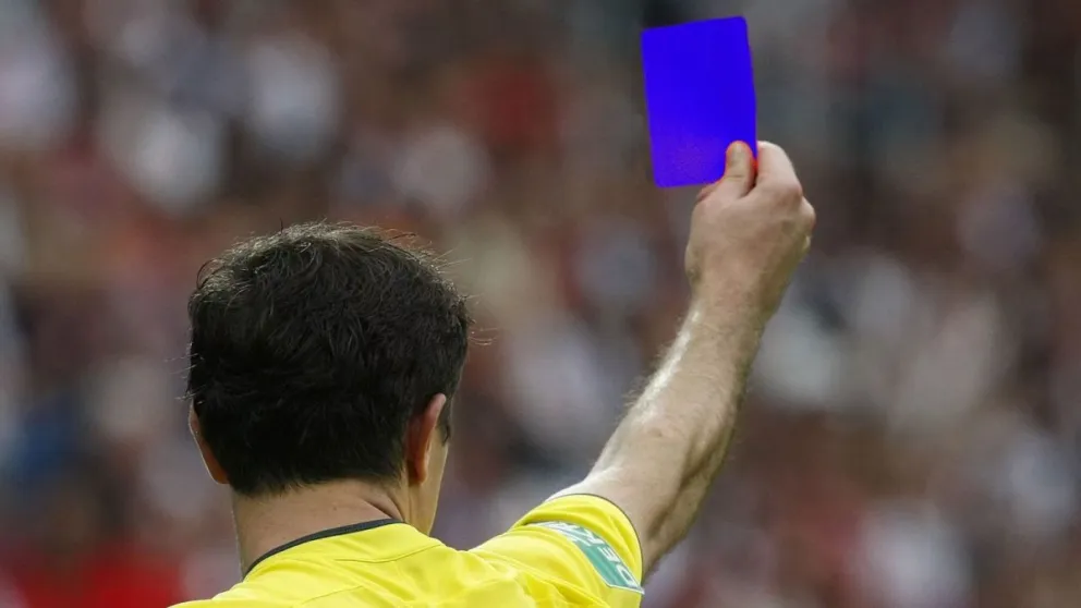El fútbol profesional analiza utilizar una "tarjeta azul": de qué se trata
