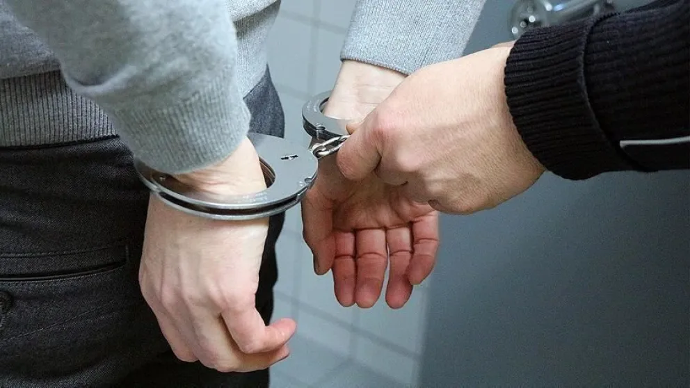 Entró a una casa, se puso a orinar y la policía le encontró 55 envoltorios de cocaína