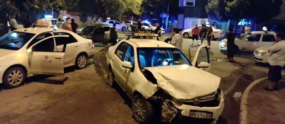 Chocó a dos taxis y se fugó: Tras una persecución detuvieron al conductor alcoholizado 