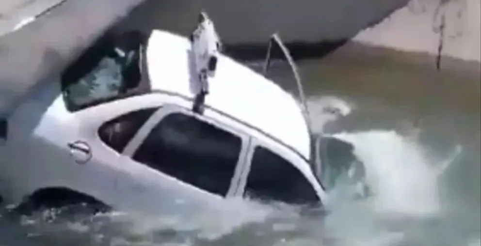 VIDEO: ¡Impactante! Perdió el control del auto y terminó adentro de un canal