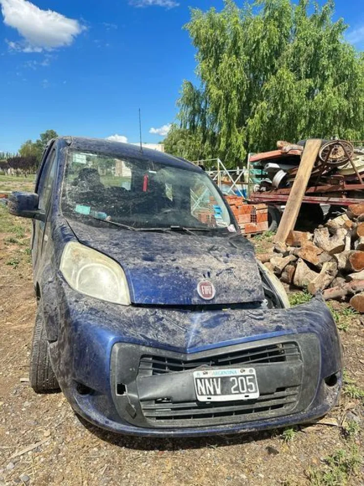 Una familia busca a un joven que estando alcoholizado ocasionó un vuelco en Ruta 22