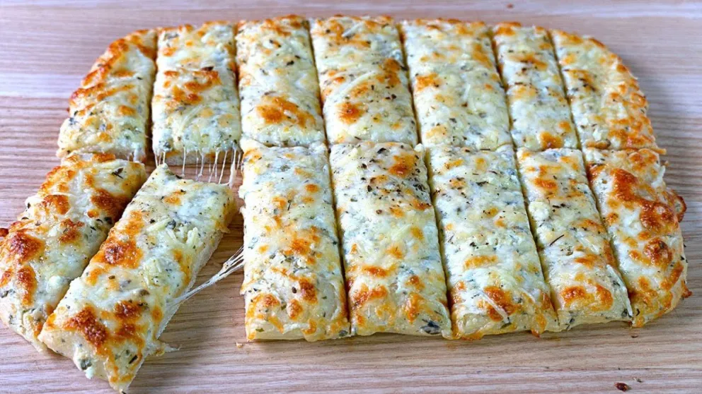 Cómo hacer pan de ajo y queso sin harina, ¡en menos de 30 minutos!