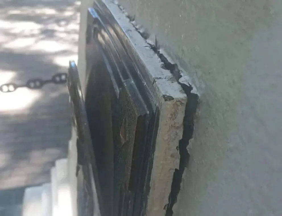 Lo atraparon en pleno acto delictivo: intentaba robar placas de un monumento