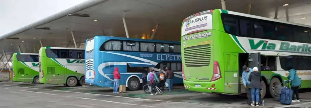 Una familia lleva cuatro días durmiendo en la terminal por una oferta laboral frustrada