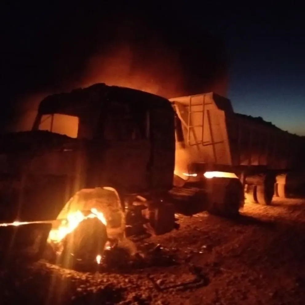 Se incendió un camión en una planta de arena aluvional del Alto Valle