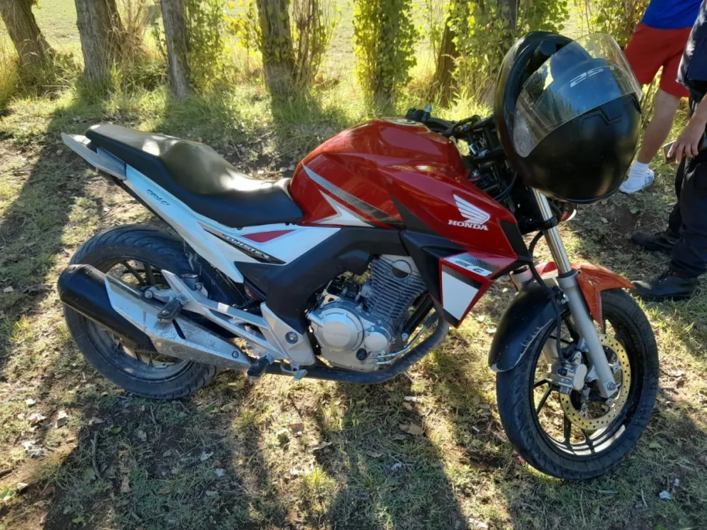 La policía recupera una moto robada en un operativo en el barrio Mosconi