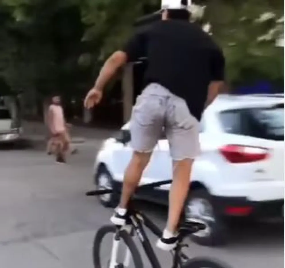 VIDEO: Se filmó "surfeando" por la Avenida Roca y se hizo viral en Internet