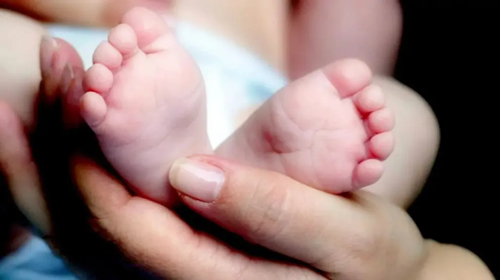 Buscan una familia solidaria para una niña de un año y un mes en Roca