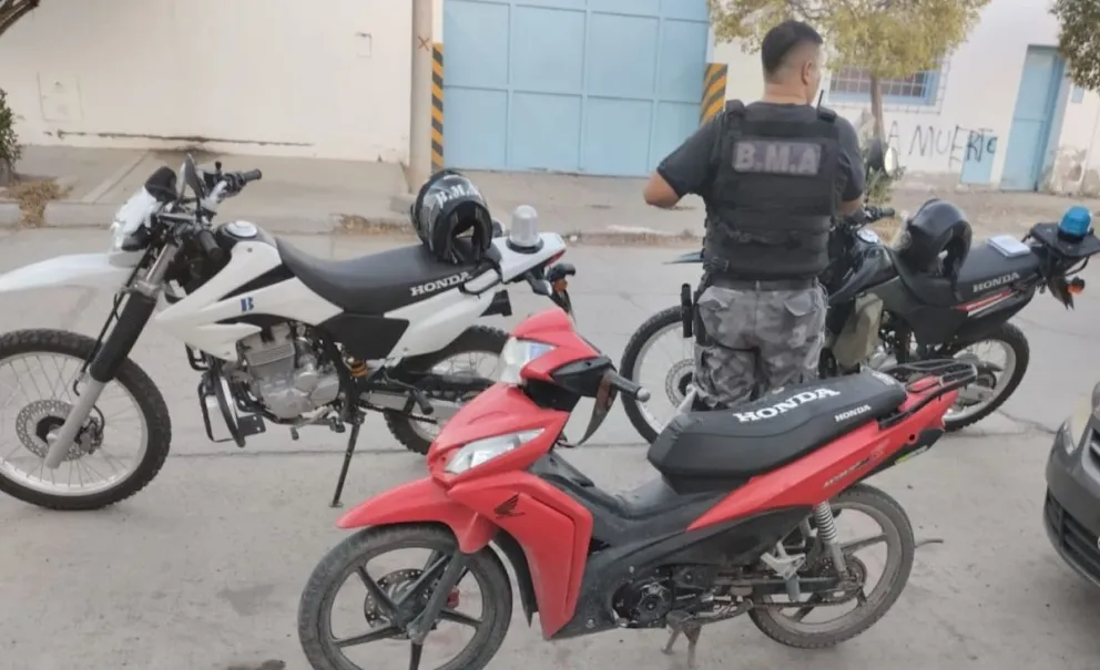 Detuvieron a dos jóvenes que circulaban con una moto robada en el centro