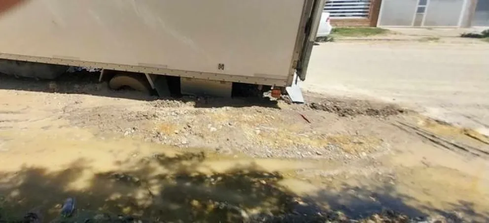 Un camión se quedó enterrado en una calle por un arreglo sin terminar