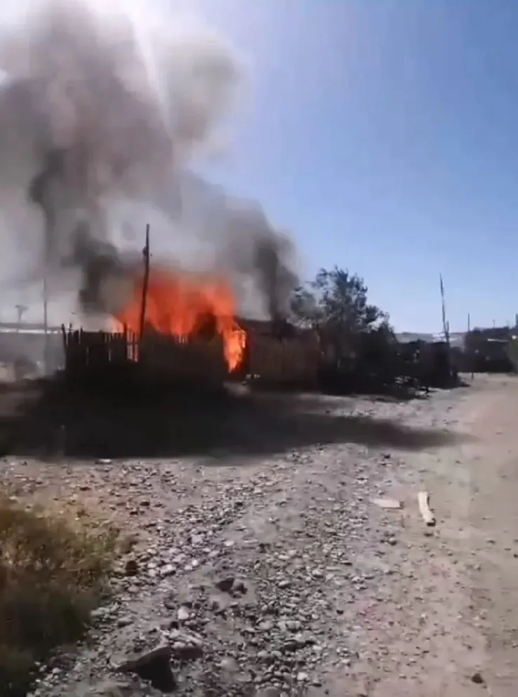 Piden donaciones de ropa para una familia del barrio Fiske Menuco que perdió todo en un incendio