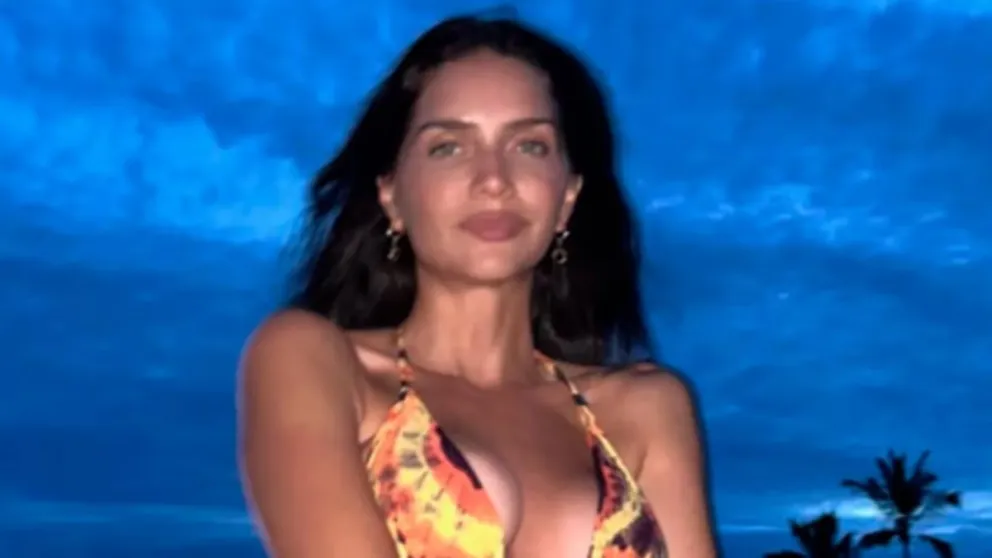 Zaira Nara enciende las playas de Brasil con sus diminutos bikinis