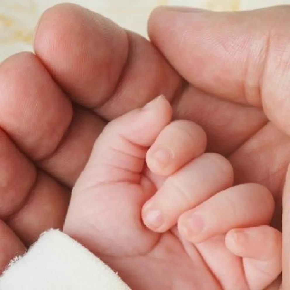 Buscan a una familia solidaria de Roca para cuidar a una beba de 13 meses