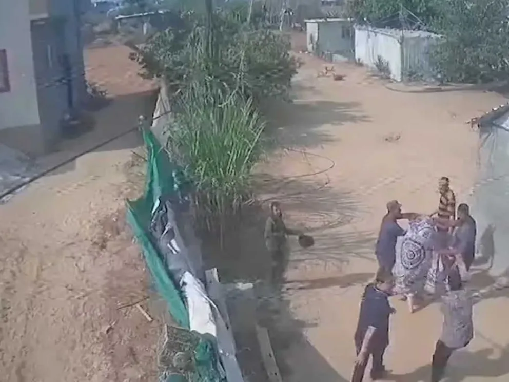 Israel difundió un video que muestra a los secuestrados de la familia Bibas en Gaza