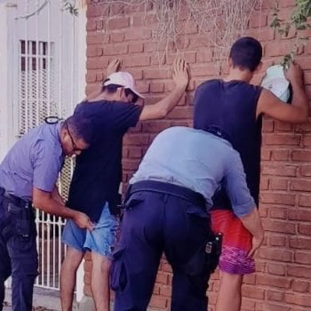 Manejaban un auto con pedido de secuestro y les encontraron dos bolsas de marihuana 