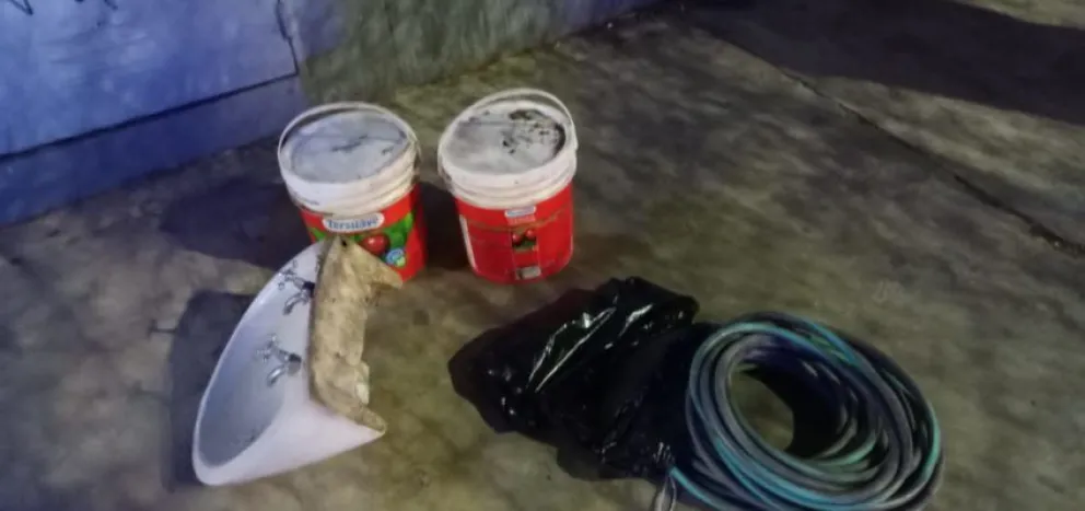 Lo atraparon saltando el paredón de una casa con un lavamanos, una manguera y dos latas de pintura
