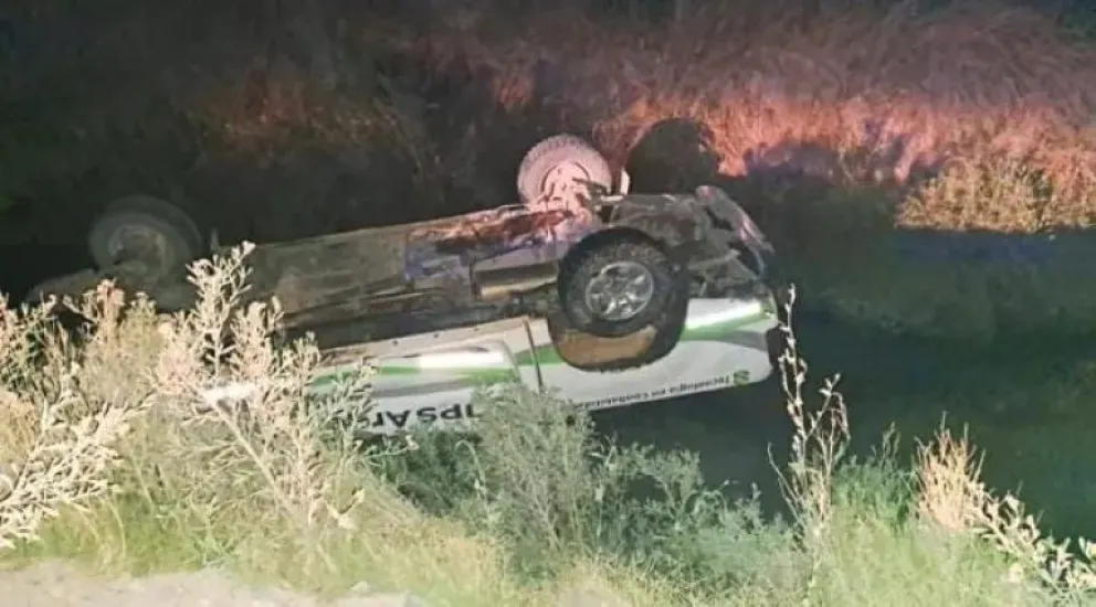 Una Toyota Hilux cayo a un desagüe y su conductor se negó a la ayuda médica
