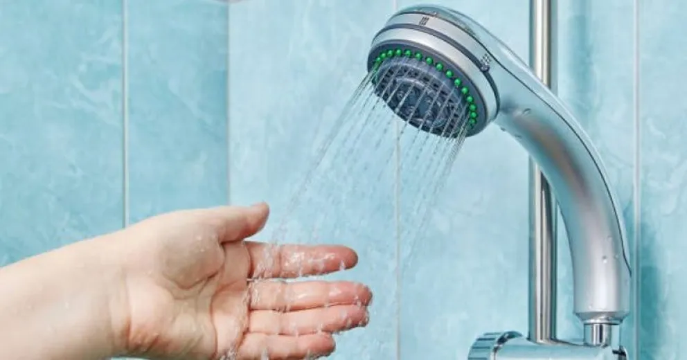 El truco rápido para solucionar la baja presión de agua en la ducha