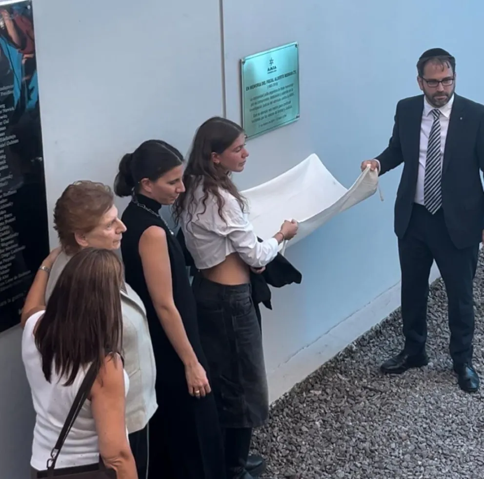 La AMIA homenajeó a Alberto Nisman con una placa, a 9 años de su muerte