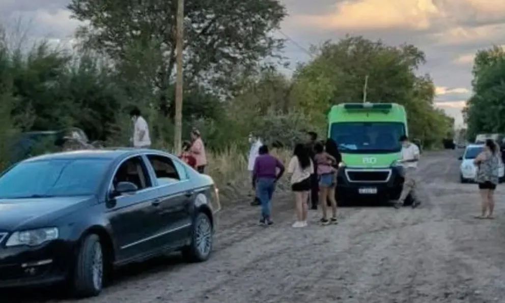 Perdió el control y terminó sobre un desagüe en Roca  