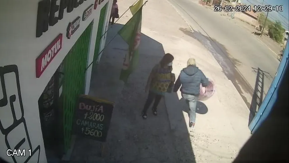 VIDEO: delincuentes robaron cubiertas de una tienda de motos a plena luz del día 