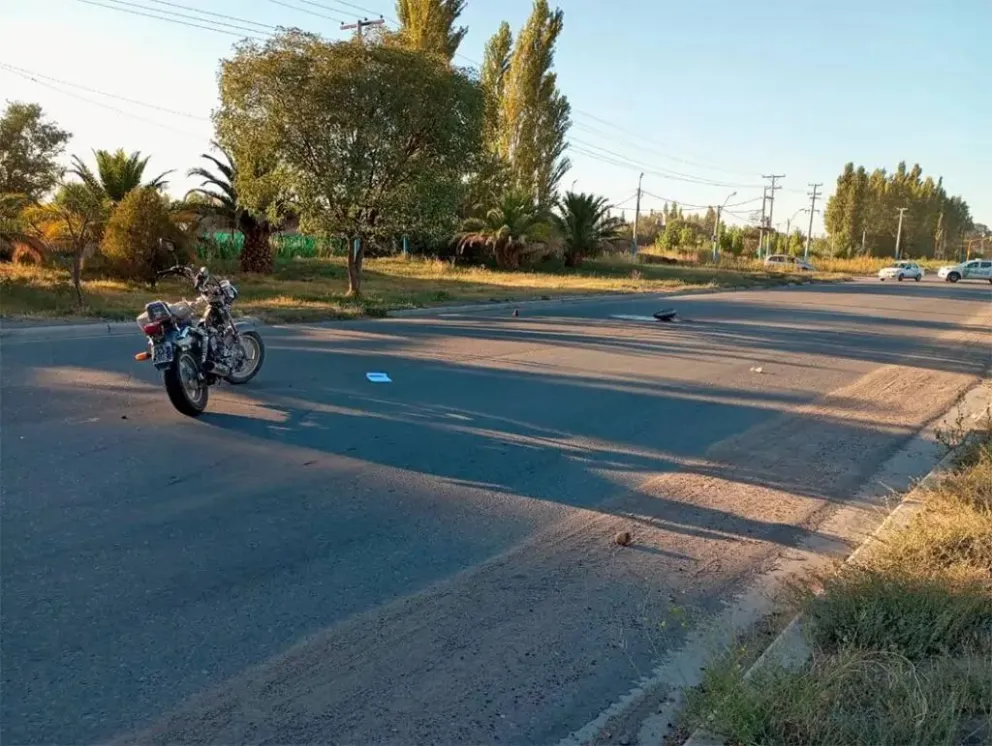 Violento choque entre dos motos: ambos conductores debieron ser hospitalizados 