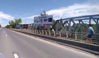 Un hombre fue atacado por un grupo en el puente que une Cipolletti y Neuquén