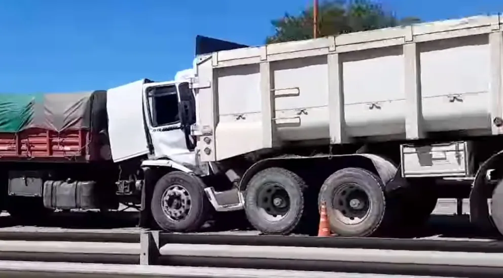 Tremendo choque en cadena entre tres camiones sobre ruta 22