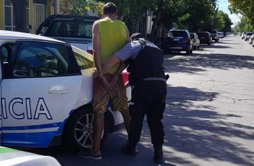 Entre una comerciante y trabajadores de una panadería lograron atrapar a un delincuente que había robado 80 mil pesos