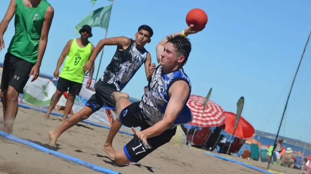  Los "Alacranes" y las "Oasis" de Roca buscan un lugar en el torneo de beach handball