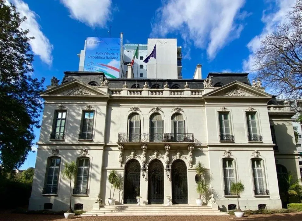 Oportunidad laboral en la Embajada italiana: los requisitos para postularse y tener un sueldo en euros