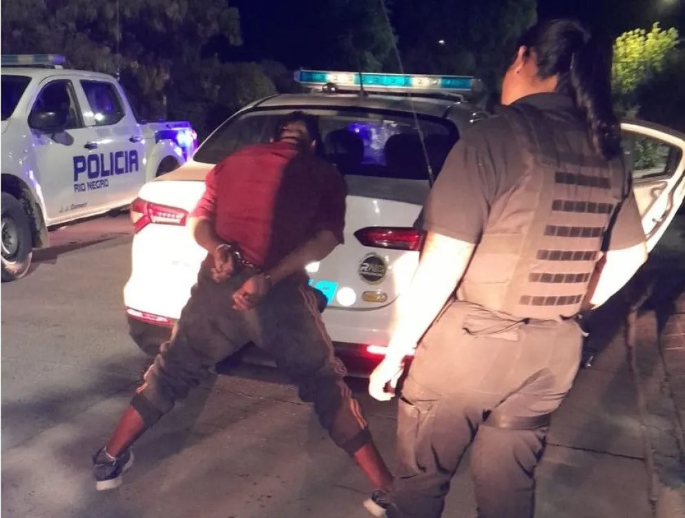 Un hombre quedó detenido por mostrarle videos sexuales a una menor en un supermercado de Roca