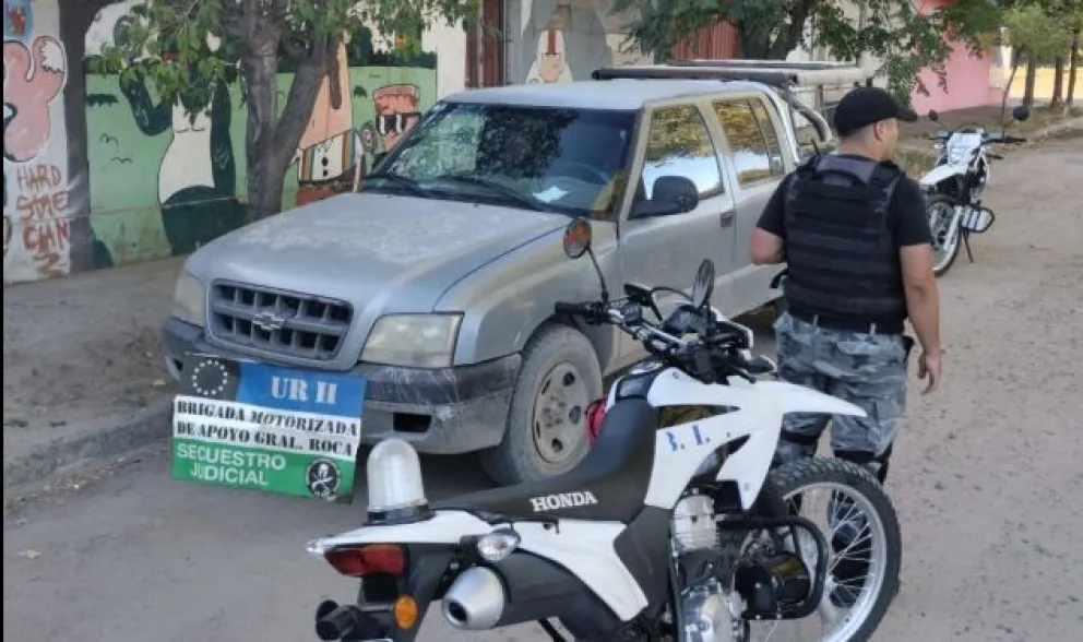 Bajó de la camioneta para orinar y la acompañante que llevaba se la robó 