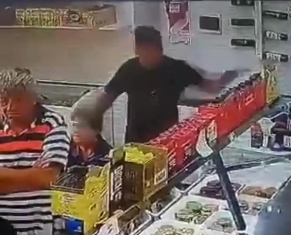 A robar con "La Nona": fueron captados por las cámaras de un comercio en Roca
