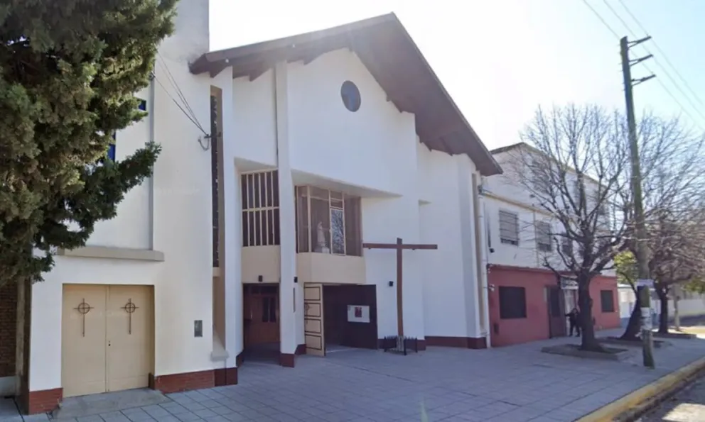 Detuvieron a un cura acusado de abusar de una joven adentro de una parroquia