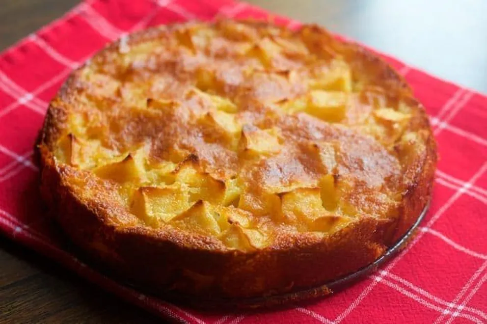 Cómo hacer un bizcochuelo de manzana con solo tres ingredientes
