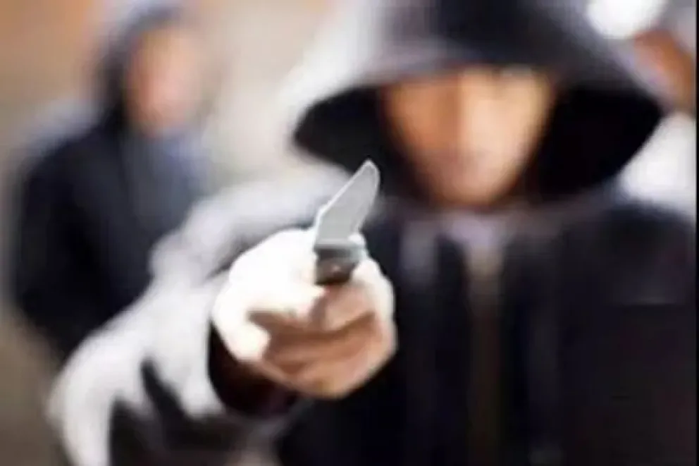 Amenazaron a una pareja con un cuchillo para robarle los celulares en Roca