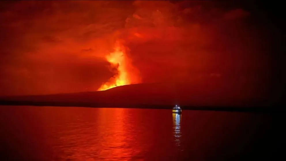 Entra en erupción el volcán La Cumbre en las islas Galápagos de Ecuador