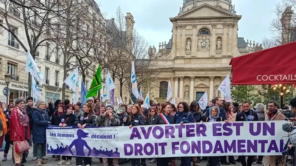 En una histórica votación, Francia consagra el derecho al aborto en su Constitución
