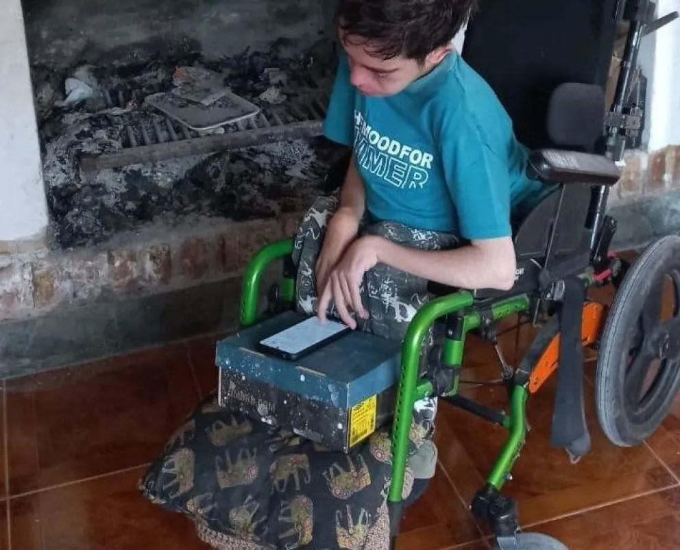 Un joven de Roca aboga por una silla de ruedas que sería entregada esta semana 