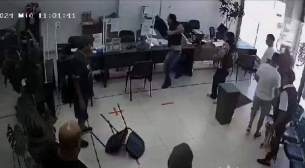 Mira el video: un hombre destrozó oficinas porque no le instalaban un medidor de luz