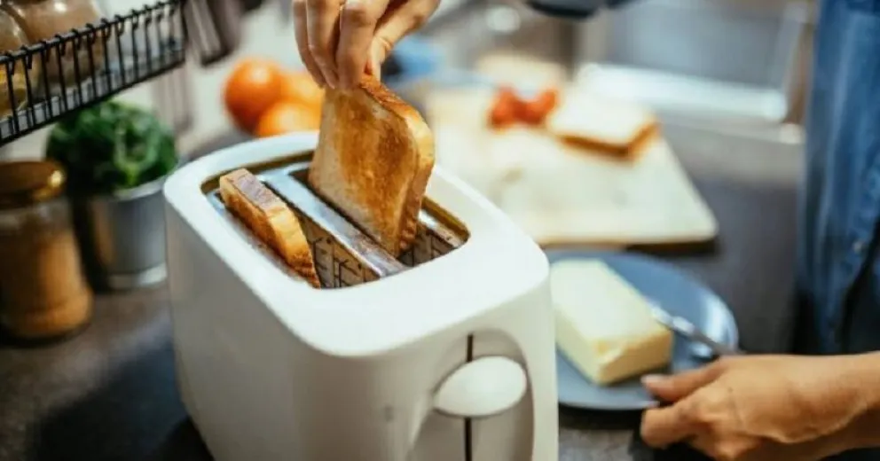 El truco casero para dejar tu tostadora libre de migas y reluciente