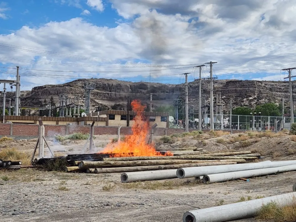 Vandalismo sin límites: quemaron más de 80 postes de energía en el Alto Valle