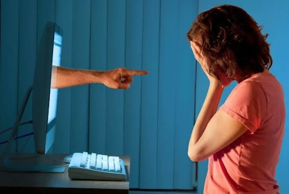 La violencia en línea afecta a mujeres y niñas en las redes sociales: el 65% sufrió abusos y acoso en plataformas digitales