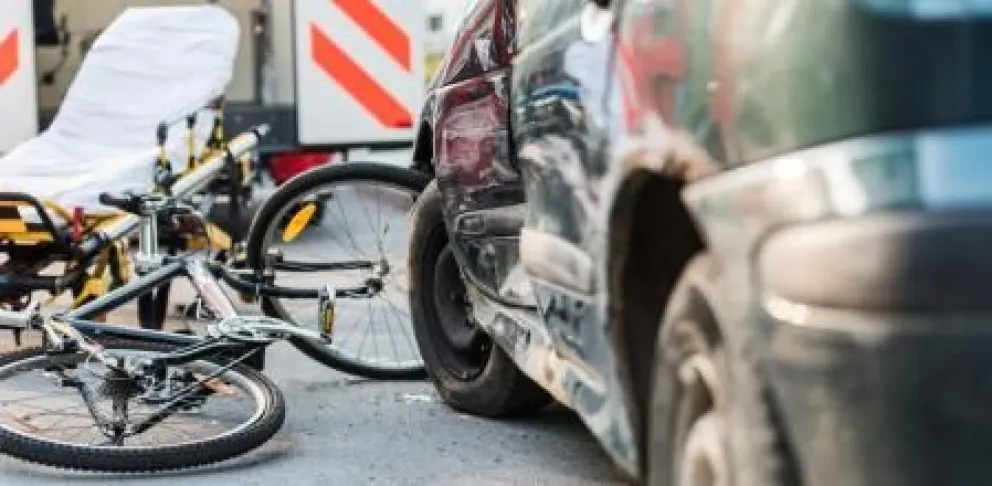 Un ciclista de 77 años sufrió una grave fractura tras ser embestido por una camioneta en el Alto Valle