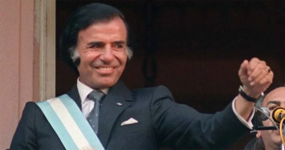 Desmanteló el Salón de mujeres y elevó a Carlos Menem a la categoría de Prócer